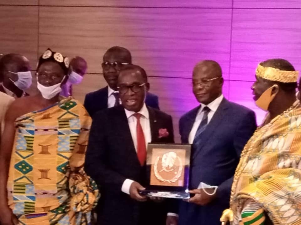 Dr AKA AOUELE RECOIT LE PRIX DU MEILLEUR ARTISAN DE LUTTE CONTRE LA PANDÉMIE COVID-19 EN AFRIQUE DE L'OUEST FRANCOPHONE