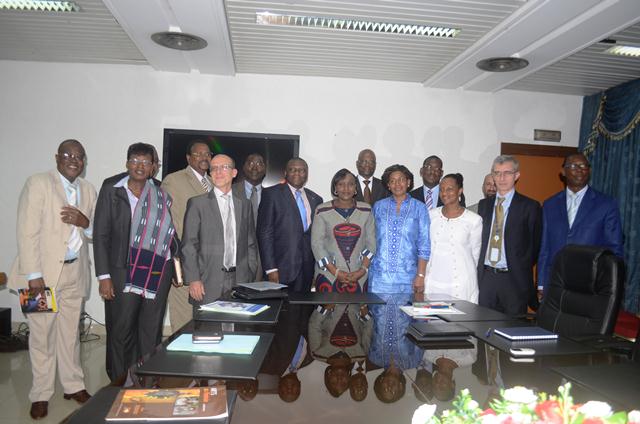 SANTE/ REUNION AVEC LES PARTENAIRES DU SYSTEME DES NATIONS UNIES EN COTE D’IVOIRE..

Dr  RAYMONDE GOUDOU COFFIE PLAIDE POUR LA CONSTRUCTION D’UNE USINE DE FABRICATION DE MEDICAMENTS GENERIQUES.
 