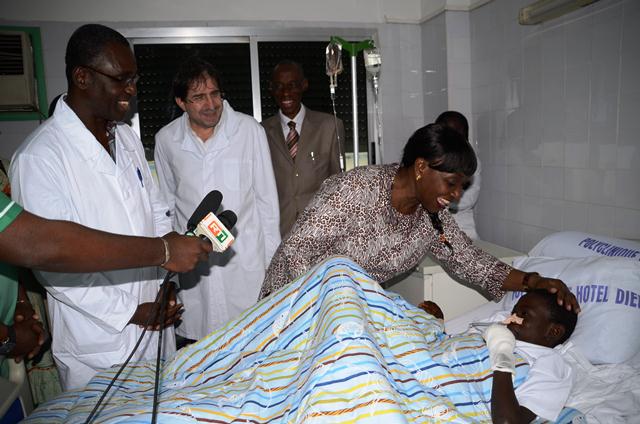 Santé/ Hospitalisé à la suite d’une mauvaise intervention chirurgicale.

Le petit Dembélé Dada reçoit le réconfort  du Ministre Raymonde GOUDOU COFFIE
