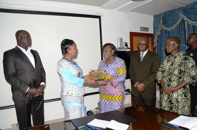 SANTE/ LAUREATE DU DISTRICT SANITAIRE DE BOUAFLE
MADAME AHANDONOUTO PAULINE FELICITEE PAR LA MINISTRE DE LA SANTE ET DE LA LUTTE CONTRE LE SIDA
