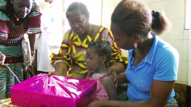 SANTE/ CEREMONIE  DE DISTRIBUTION  DE  CADEAUX  PAR  LE MINISTERE  DE LA SANTE  ET DE LA  LUTTE CONTRE  LE SIDA  DANS LES STRUCTURES SANITAIRES 
