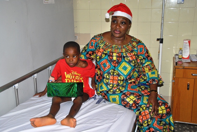 SANTE/EN VISITE DANS LES CHU D’ABIDJAN

RAYMONDE GOUDOU COUVRE LES ENFANTS MALADES DE CADEAUX