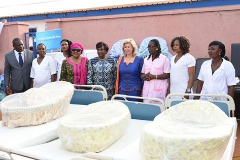 Visite d'Etat du PR dans le district du bas Sassandra.
La Prémière DAME Dominique Ouattara accompagnée de la Ministre de la santé et de la Lutte contre le Sida équipe la maternité de Bardot terre rouge et offre des cadeaux aux nourrices.
jeudi 5 mars 2015