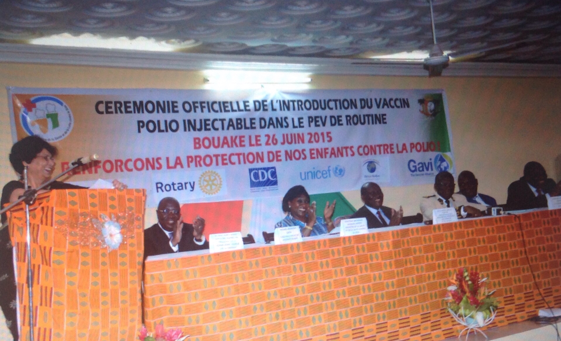 Cérémonie de lancement du vaccin polio injectable et remise de 40 véhicules et plus de 300 motos à bouaké en presence du PM
Kablan Duncun lance l’introduction du vaccin injectable contre la poliomyélite dans le PEV à partir de Bouaké..