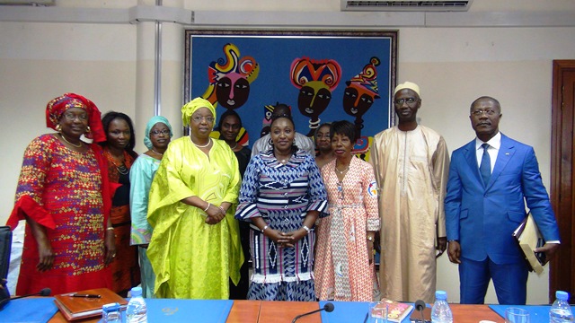 Rencontre de travail au Ministère de la santé et de l'action social du Sénégal.
Mise en œuvre du m-diabète et de la Couverture maladie universelle.
Dr Raymonde GOUDOU COFFIE et Professeur Awa Marie Coll SECK échangent et partage leur vision