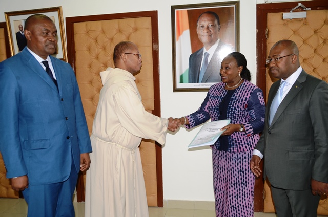 SANTE / RECEVANT L’EVEQUE AHOUANA (PRESIDENT DE LA CONARIV)/ DES DOSSIERS MEDICAUX URGENTS REMIS A LA MINISTRE DE LA SANTE.

La Ministre Raymonde GOUDOU COFFIE : « Nous sommes prêts à jouer notre partition »