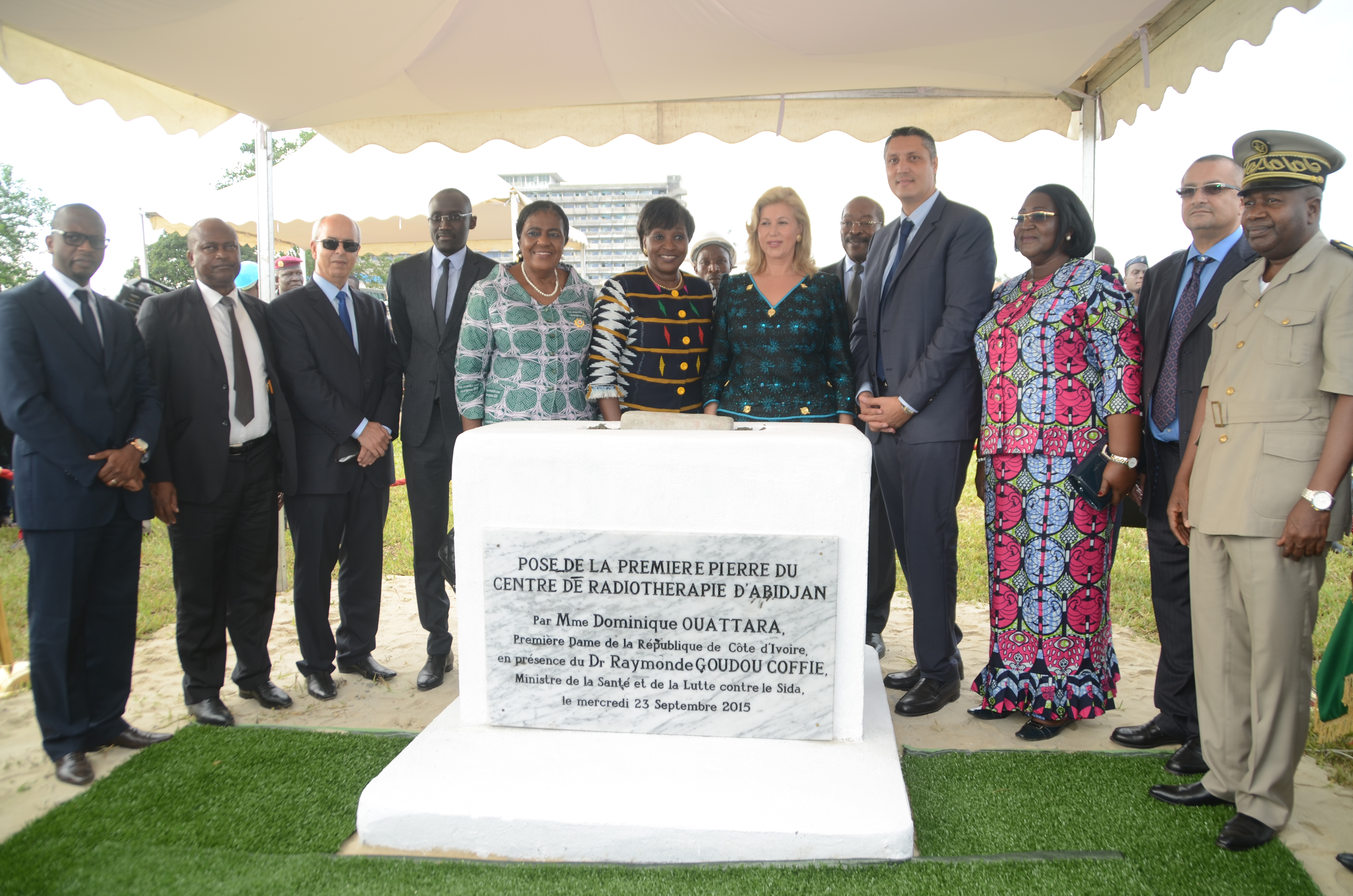 SANTE/ POSE DE LA PREMIERE PIERRE DU CENTRE NATIONAL DE RADIOTHERAPIE

Madame Dominique Ouattara (première dame de Côte d’Ivoire) : 

« Ce centre permettra aux malades d’avoir accès  a des soins appropries en Côte d’Ivoire »