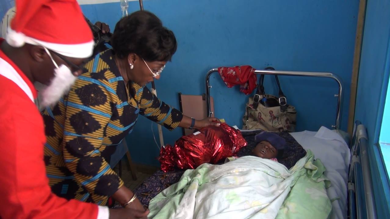 SANTE/ CARAVANE DE NOEL DU MINISTERE DE LA SANTE ET DE LA LUTTE CONTRE LE SIDA DANS LES HOPITAUX D’ABIDJAN

RAYMONDE GOUDOU COFFIE « GATE »  LES ENFANTS MALADES HOSPITALISES.