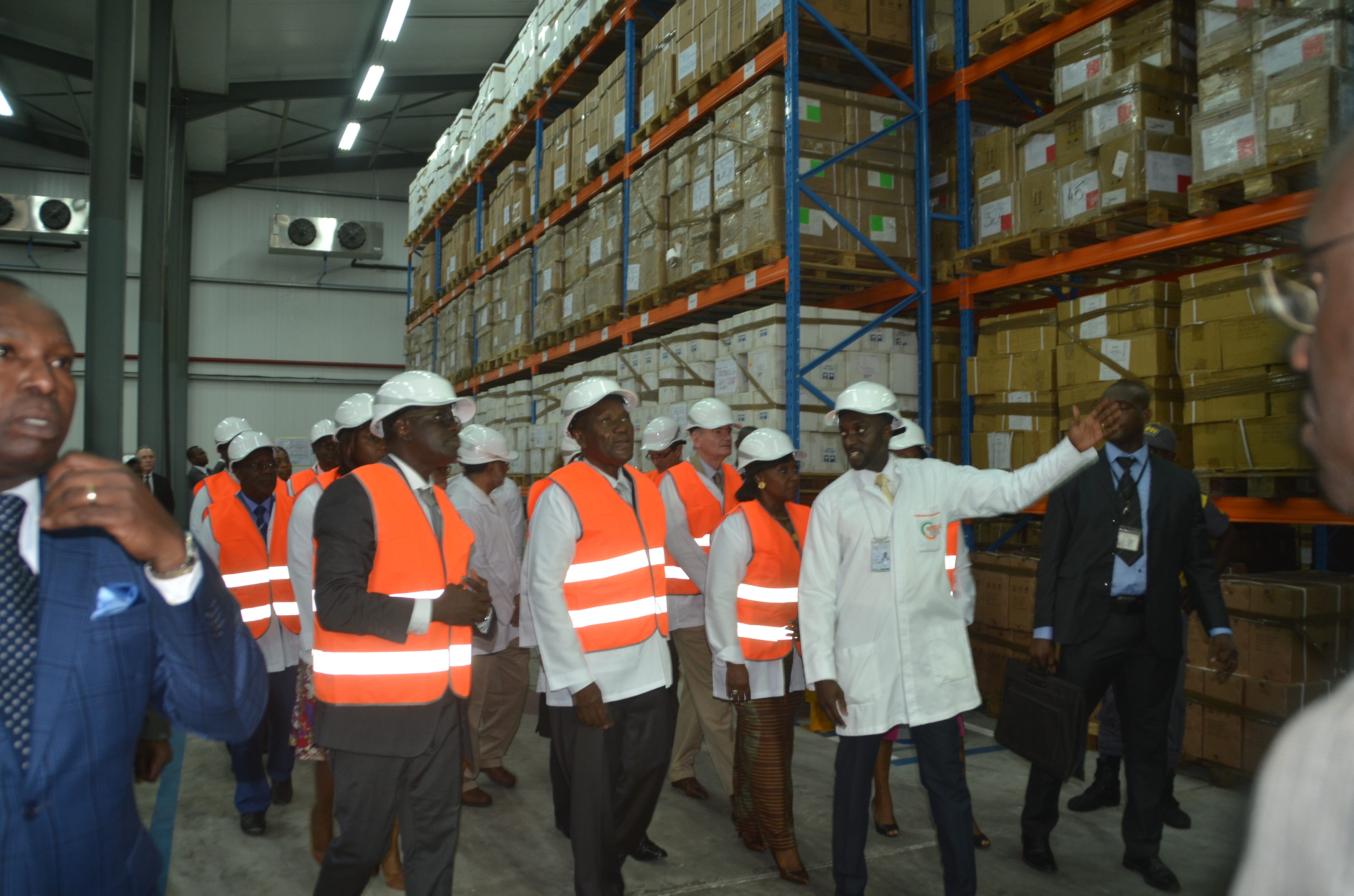 INAUGURATION DES NOUVEAUX MAGASINS PREFABRIQUES DE LA NOUVELLE PHARMACIE DE LA SANTE PUBLIQUE PAR LE PREMIER MINISTRE EN PRÉSENCE DE MSHP....
Un entrepôt moderne, doté d’une technologie de pointe et d’une capacité de plus de 4000 palettes, acquis grâce au financement de l’USAID/PEPFAR et du Fonds Mondial.
Mardi 26 janvier 2016....