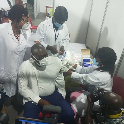 Le Professeur agrégé de Médecine, Mamadou Samba, Directeur Général de la Santé s'est fait vacciner contre la COVID-19.