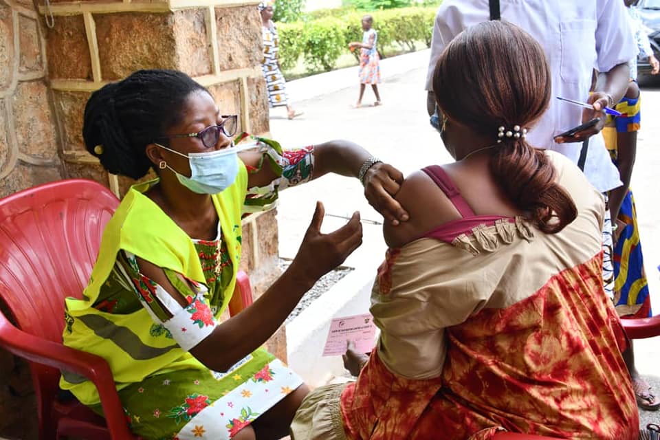 Pierre N'gou Dimba, exhorté les fidèles catholiques à adhérer à la campagne de vaccination contre la COVID-19