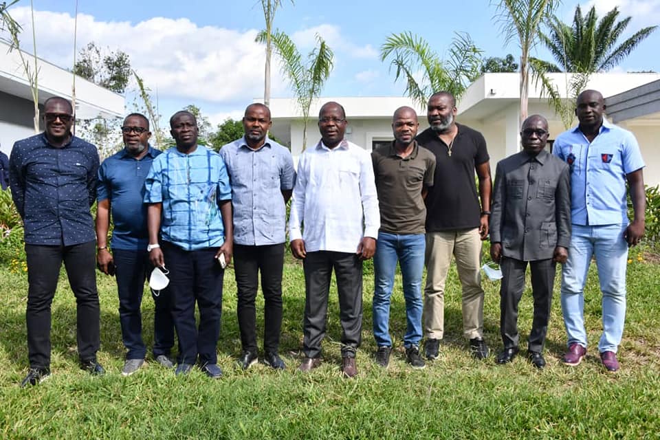 Le Ministre Pierre N'gou DIMBA a rencontré ce jeudi 13 mai 2021, à son domicile, des anciennes gloires du football ivoirien