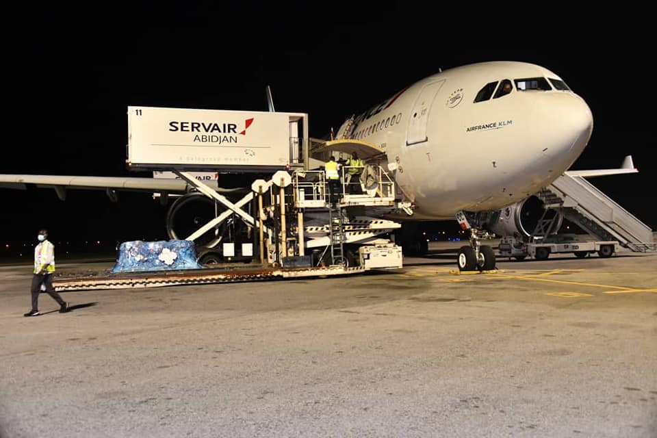 AÉROPORT FHB D'ABIDJAN: RECEPTION DE 25.000 DOSES DE VACCINS CONTRE LA COVID-19 (ASTRAZENECA)