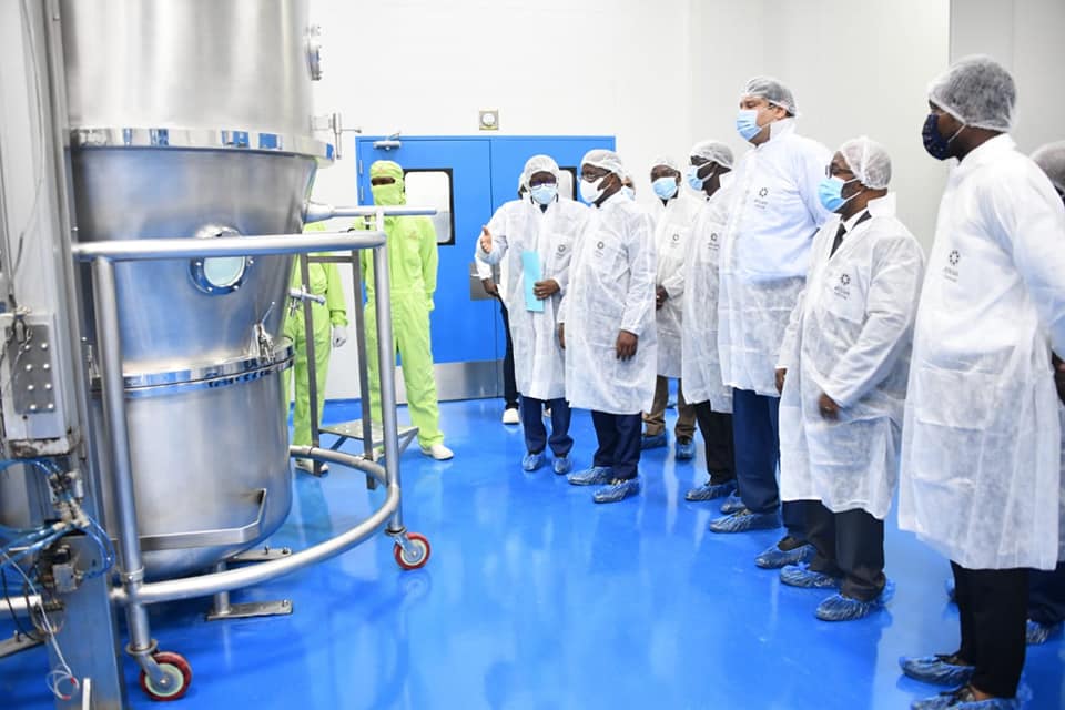 LE MINISTRE DE LA SANTÉ VISITE L'USINE  AFRICURE PHARMACEUTIQUE