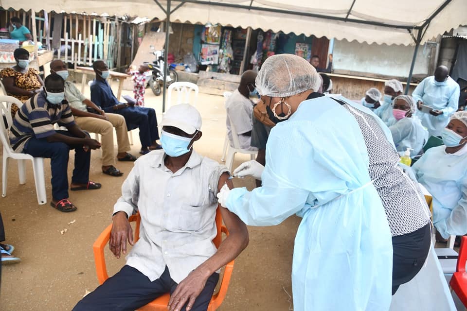 VACCINATION CONTRE LA MALADIE À VIRUS #EBOLA / 700 PERSONNES CONTACTS DU CAS CONFIRMÉ VACCINÉES EN MOINS DE 2 JOURS.