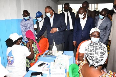 VISITE DU PREMIER MINISTRE PATRICK JERÔME  ACHI DANS LES SITES DE VACCINATION COVID-19.