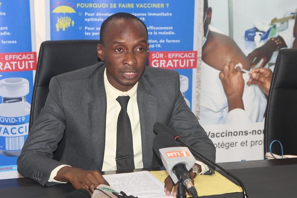 Conférence de presse relative aux publications virales sur les réseaux sociaux animée par le Directeur de la Communication et des Relations Publiques M. KOUADIO ALLÉ PAUL ce vendredi 27 mai 2022.