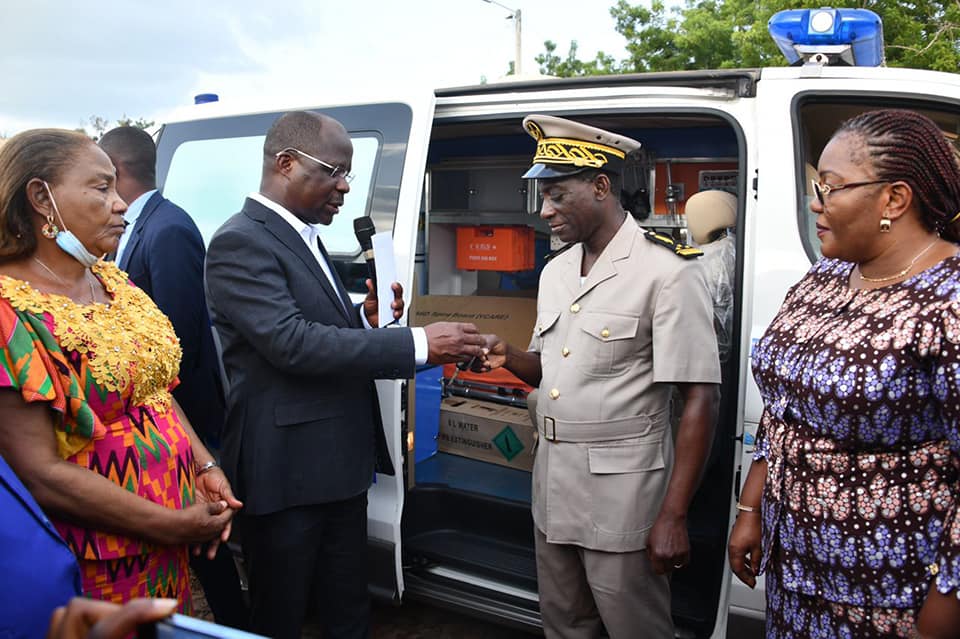 ARRAH / LE MINISTRE PIERRE DIMBA OFFRE UNE AMBULANCE NEUVE À L'HÔPITAL GÉNÉRAL