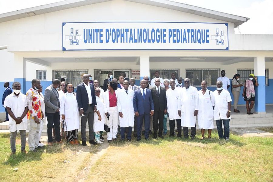 CHU DE TREICHVILLE / LE MINISTRE PIERRE DIMBA VISITE L’UNITE D'OPHTALMOLOGIE PEDIATRIQUE