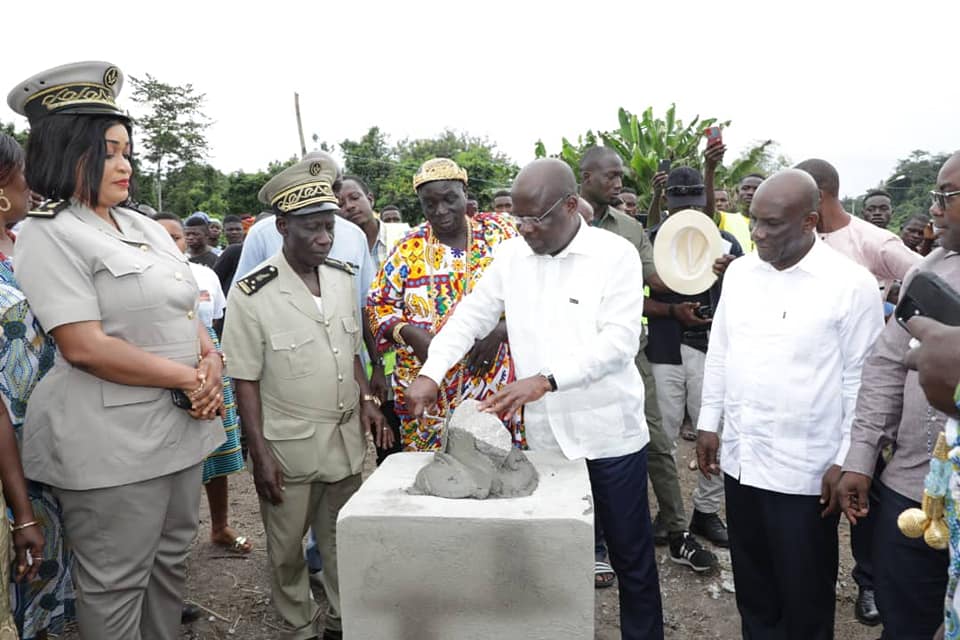 EN TOURNÉE DANS L'AGNEBY-TIASSA / LE MINISTRE DIMBA VISITE DES CENTRES DE SANTE, LANCE DES TRAVAUX DE CONSTRUCTION DE PLUSIEURS MATERNITÉS ET DOTE LE CENTRE DE SANTÉ D'AFRIKRO D'UNE AMBULANCE MÉDICALISÉE