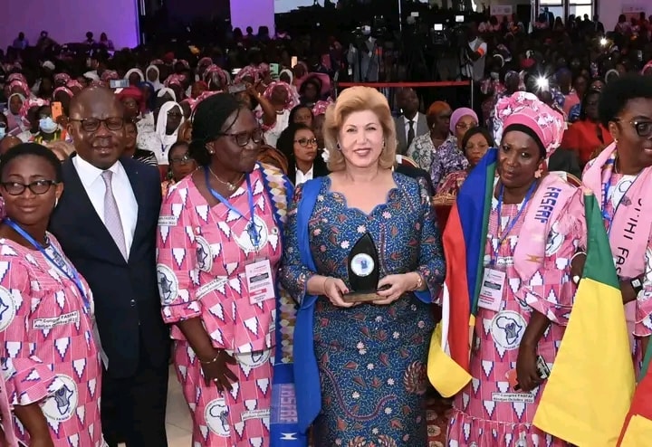 Congrès de la Fédération des Associations des Sages-femmes de l'Afrique Francophone (FASFATF) / La 1ère dame marque son soutien à l'activité.