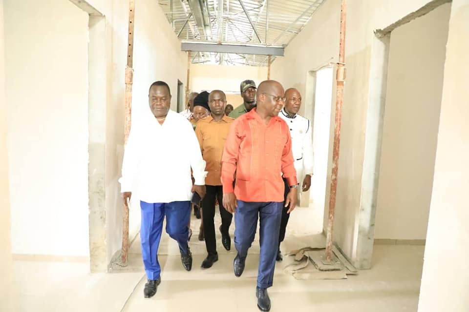 Hôpital général de Sikensi/ Le ministre Pierre Dimba visite le chantier de construction de la  nouvelle maternité.