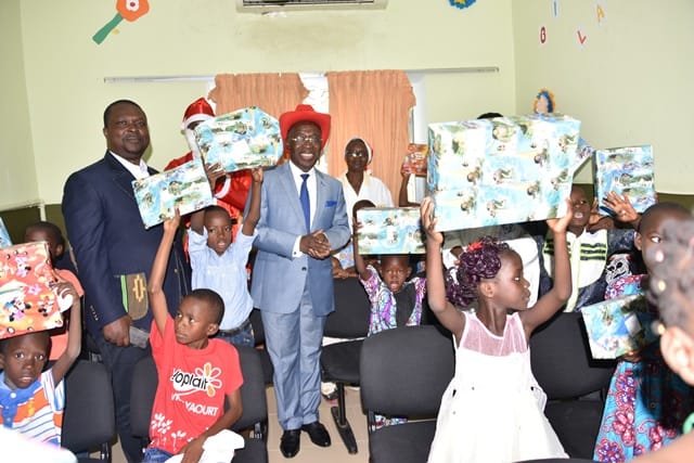 Arbre de noël / En visite dans les  CHU de Treichville, Yopougon et Cocody Le ministre AKA AOUELE   gâte de cadeaux  les enfants malades et hospitalisés.