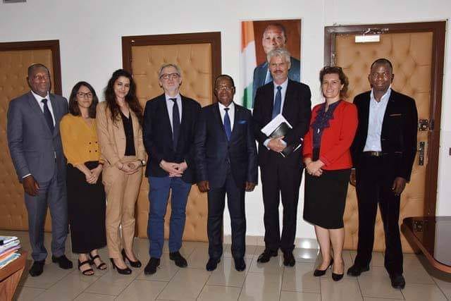 Le Ministre de la Santé et de l’Hygiène Publique, Dr AKA AOUELE a accordé une Audience à une mission de L'Agence Française de Développement (AFD) Conduite par le Dr Patrick Dauby ,chef du projet à la Division Santé et Protection Sociale. Mercredi 20 Mars 2019