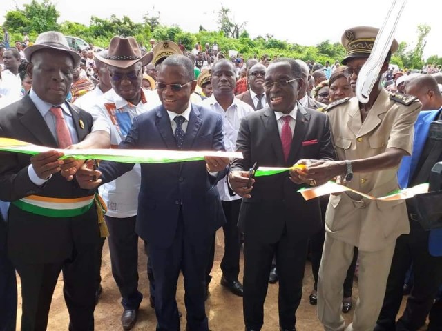 le ministre de la santé et de l'hygiène publique Dr Aka Aouélé, en collaboration avec le ministre Seka Seka a procédé à l'inauguration du centre de santé d'Abradine, 5 km de Yakassé Attobrou.