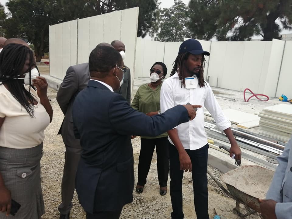Plan de riposte COVID 19. Dr Aka Aouélé visite les chantiers des sites aménagés (préfabriqués) pour accueillir les cas suspects et infectés. Hôpital Anyama (140 lits), CHU Yopougon (160 dont 14 en Réanimation). Délais 10 jours.