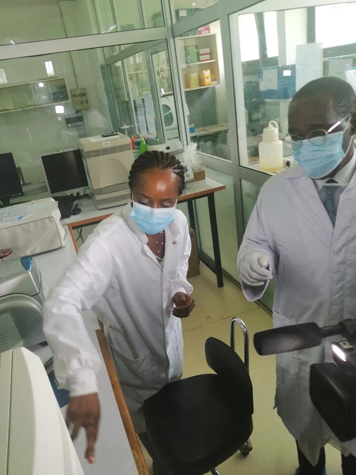 Ce mardi 7 Avril 2020, le Ministre de la Santé et de l'Hygiène Publique s'est rendu à l'Institut Pasteur de Côte d'Ivoire pour encourager l'équipe d'experts ivoiriens au cœur de cette lutte contre le COVID-19. C'est ici que les tests sont réalisés.