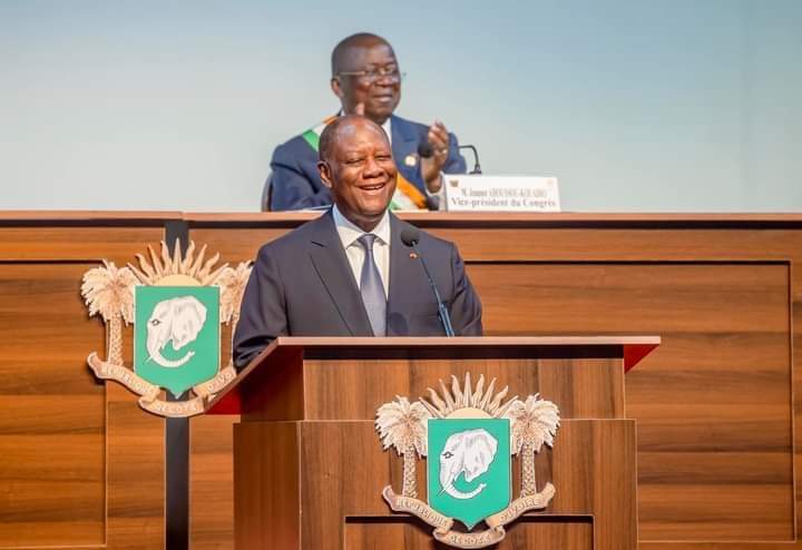 Réunion du parlement en congrès / Le Président Ouattara félicite le Ministre Dimba pour sa bonne gestion de la Covid-19