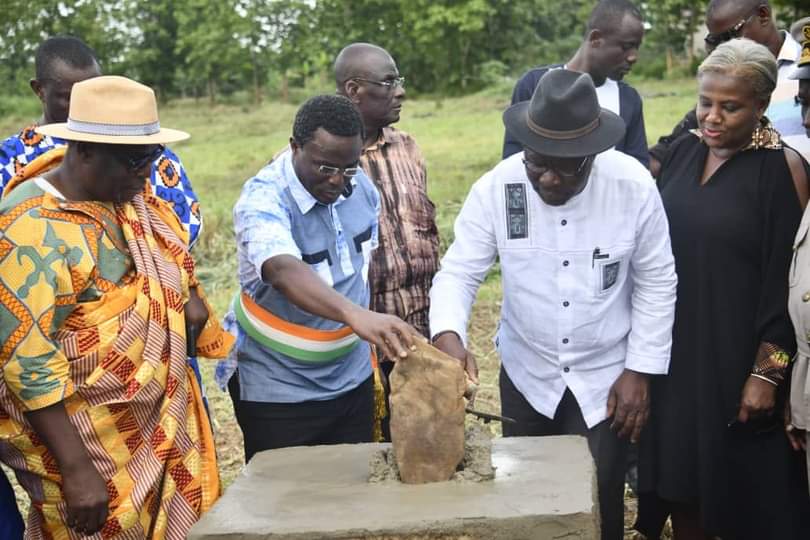 Kanganianzé/ Le Ministre Pierre Dimba pose la première pierre du tout premier Centre de Santé