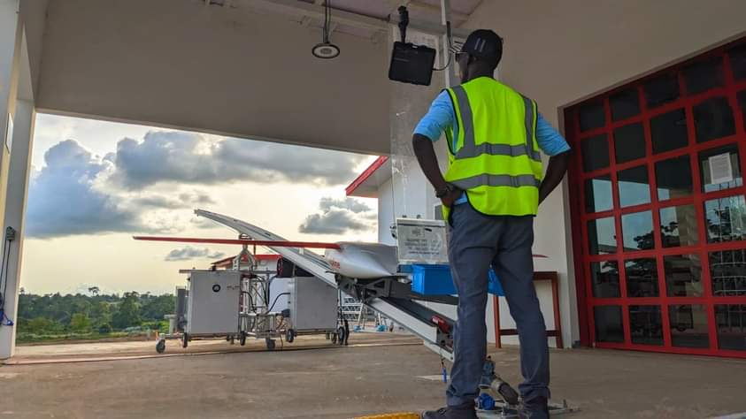 DISTRIBUTION DE SANG PAR DRONE /DES POCHES DE SANG  LIVRÉES SPONTANÉMENT ÉVITENT LA MORT À UNE FEMME ENCEINTE