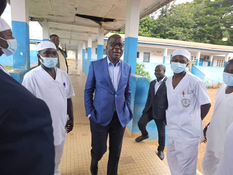 Visite de Chantier / Le Ministre Pierre Dimba visite l'hôpital Général de Bongouanou.