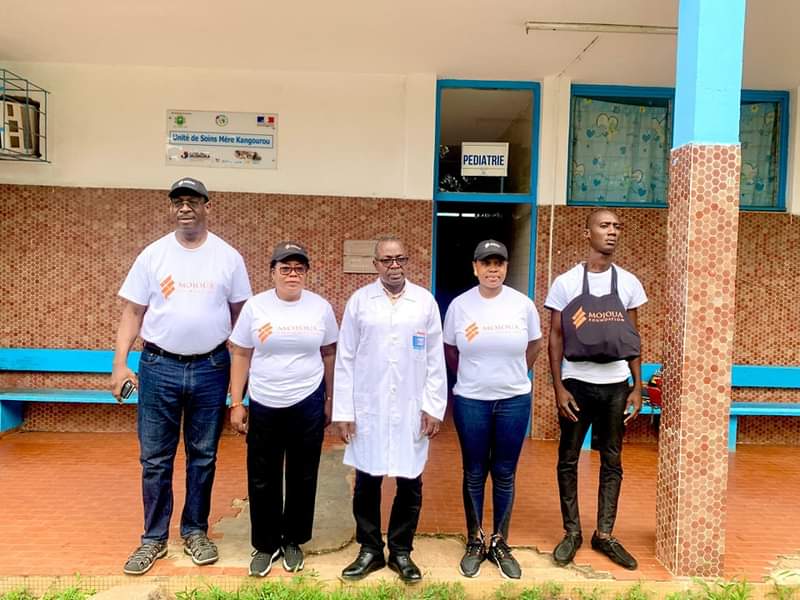 CHU Bouaké Officiel/La Fondation MOJOUA remet des Kits de naissance au service dédiatrie