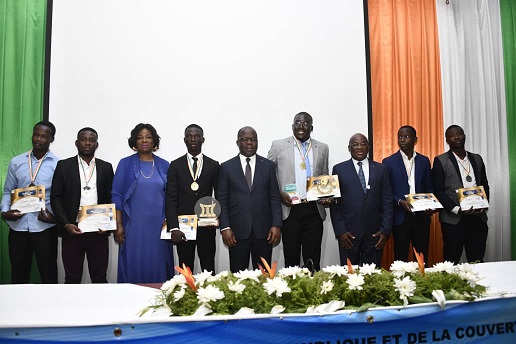 Concours d'internat/Pierre Dimba décerne le premier prix d'excellence aux meilleurs étudiants de l'édition 2022