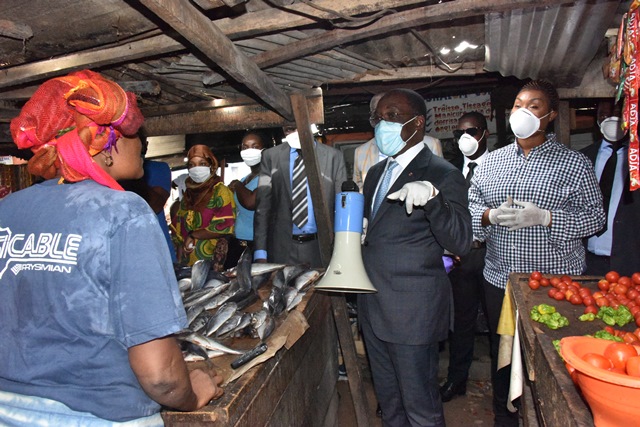 Après les marchés cocovico d'Angré et gouro d'Adjamé hier, le Ministre de la Santé et de l'Hygiène Publique Dr AKA Aouélé en collaboration avec ses pairs continue la sensibilisation de la population au respect des mesures prises par le gouvernement dans la commune de Yopougon (SICOGI) , sur la maladie à coronavirus(covid-19), Ce mardi 24 mars 2020