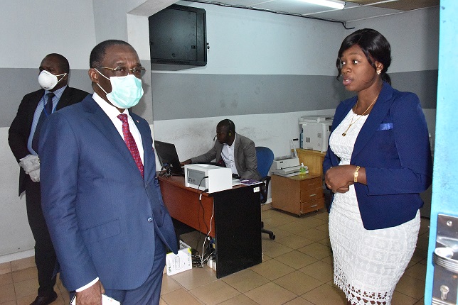 Visite du Ministre de la Santé et de l'Hygiène Publique, Dr AKA Aouélé au centre d'Appel (143) du Ministère de la Santé et de l'Hygiène Publique, pour s’imprégner des réalités du terrain en cette période de lutte contre la pandémie coronavirus (COVID-19) .