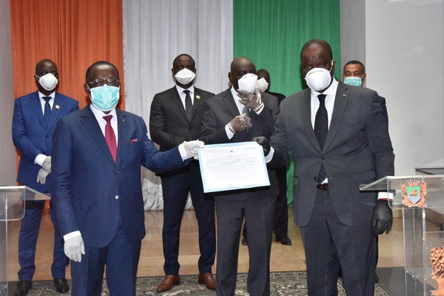 Dans le cadre de la lutte contre la maladie à coronavirus (COVID-19), le Ministère de la Santé et de l'Hygiène Publique vient de recevoir un don de 30.000.000 de nos francs, des mains du Président de l'Assemblée Nationale au nom de tous les députés.