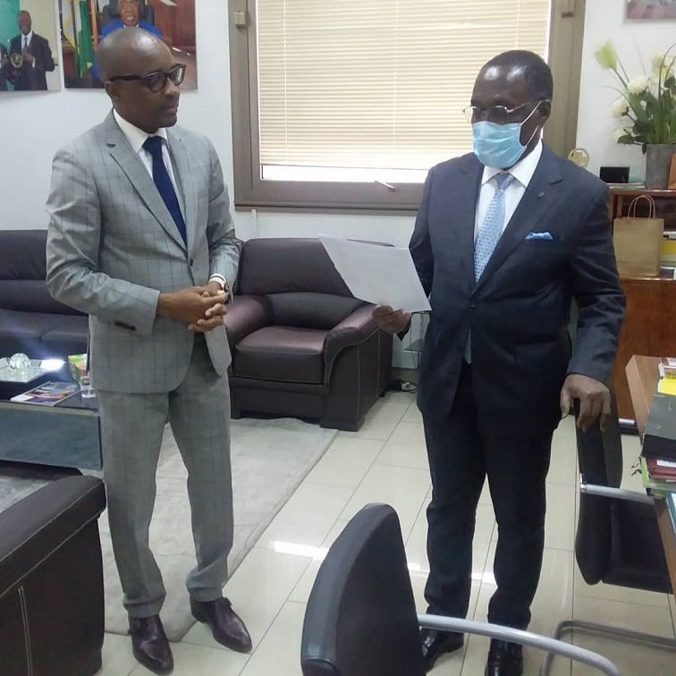 Le Ministre de la Santé et de l'Hygiène Publique Dr AKA Aouélé a reçu ce mardi 24 mars 2020, les dirigeants de l'entreprise ALLIANCE OVERSEAS, venus apporter leur soutien à l'Etat de Côte d'Ivoire à travers le Ministère de la Santé et de l'Hygiène Publique.