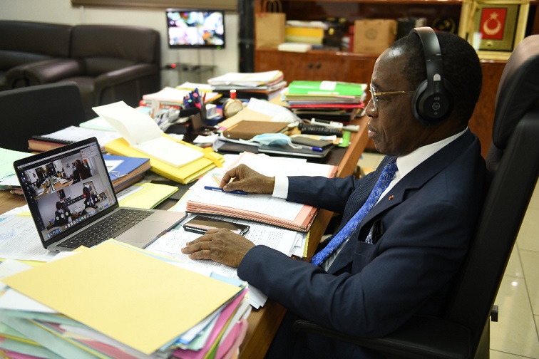 Le télétravail est une réalité au Ministère de la Santé et de l'Hygiène Publique. Ce mardi 14 avril 2020, Docteur AKA Aouélé en pleine séance de travail avec ses pairs.