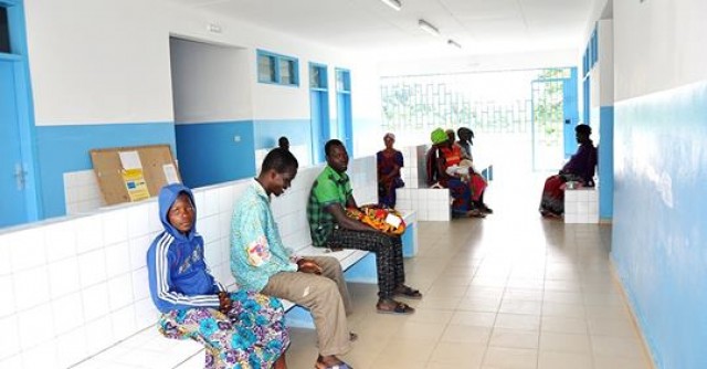 Abidjan, le 27 janvier 2019 - Au cours d’une émission de Radio Côte d’Ivoire, le 27 janvier 2019 à Abidjan, le ministre de la Santé et de l’Hygiène Publique, Aka Aouélé, a annoncé que les centres de santé adopteront, avec l’avènement de la Couverture Maladie Universelle (CMU), une prise en charge totale de toutes les urgences pendant 48 heures.